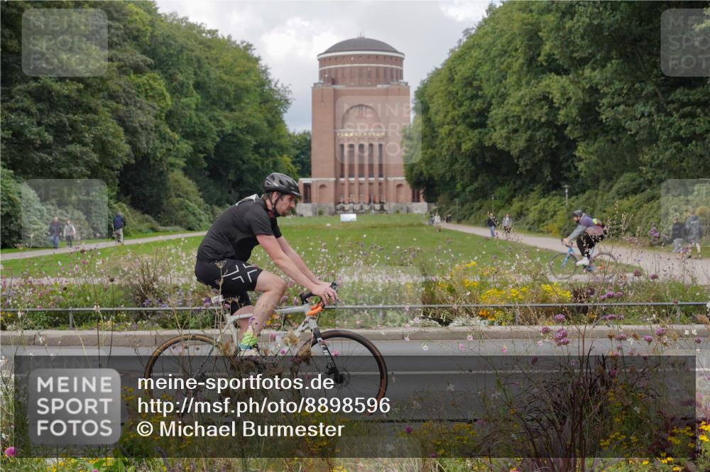 14.09.2025 - Stadtparktriathlon Michael Burmester http://msf.ph/oto/8898596 14.09.2025 12:45:26 Radfahren 1231, 1380, 1420 meine-sportfotos.de