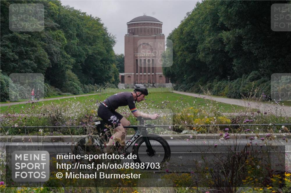 14.09.2025 - Stadtparktriathlon Michael Burmester http://msf.ph/oto/8898703 14.09.2025 09:05:45 Radfahren 317, 327, 330 meine-sportfotos.de