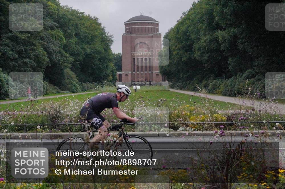 14.09.2025 - Stadtparktriathlon Michael Burmester http://msf.ph/oto/8898707 14.09.2025 09:05:47 Radfahren 317, 327, 330 meine-sportfotos.de