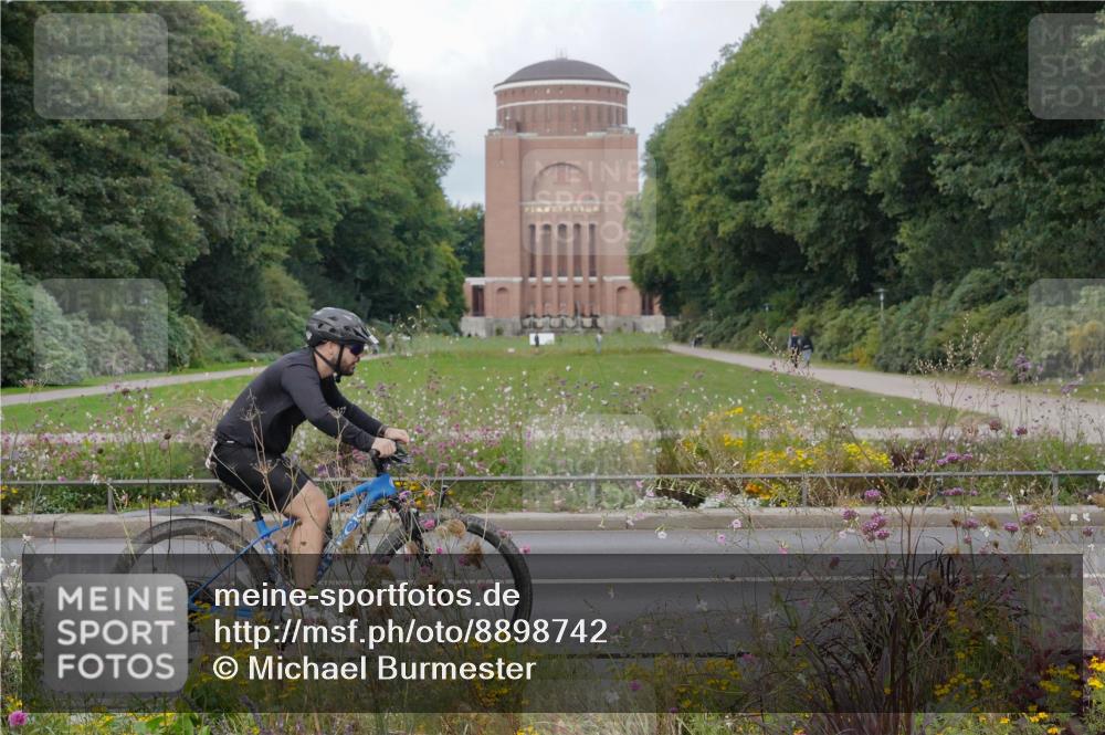 14.09.2025 - Stadtparktriathlon Michael Burmester http://msf.ph/oto/8898742 14.09.2025 12:47:32 Radfahren 1215, 1261, 1275, 1370, 1397, 1414 meine-sportfotos.de