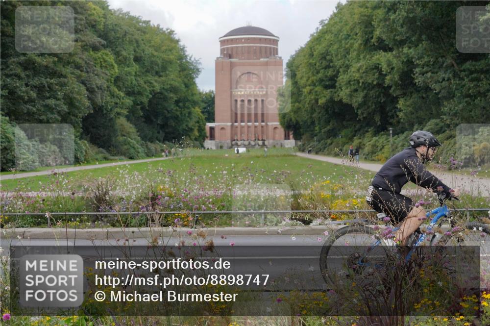 14.09.2025 - Stadtparktriathlon Michael Burmester http://msf.ph/oto/8898747 14.09.2025 12:47:33 Radfahren 1215, 1261, 1275, 1370, 1397, 1414 meine-sportfotos.de