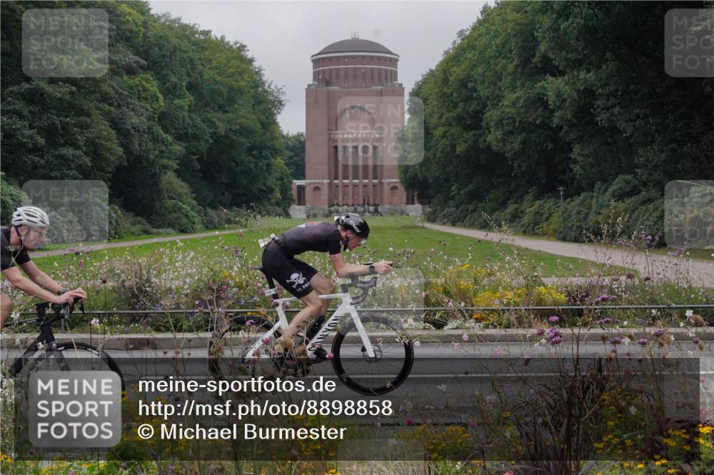 14.09.2025 - Stadtparktriathlon Michael Burmester http://msf.ph/oto/8898858 14.09.2025 09:07:51 Radfahren 324, 368, 380, 401, 404 meine-sportfotos.de