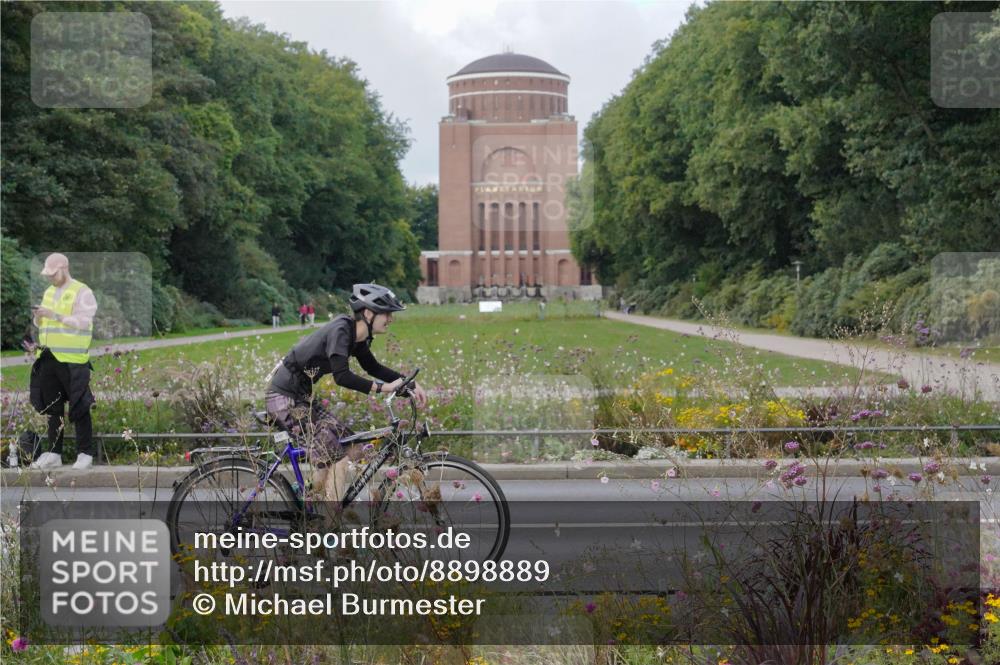 14.09.2025 - Stadtparktriathlon Michael Burmester http://msf.ph/oto/8898889 14.09.2025 12:48:54 Radfahren 1371 meine-sportfotos.de