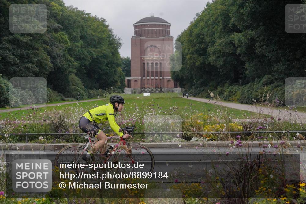 14.09.2025 - Stadtparktriathlon Michael Burmester http://msf.ph/oto/8899184 14.09.2025 09:10:33 Radfahren 303, 325, 372, 395, 420 meine-sportfotos.de