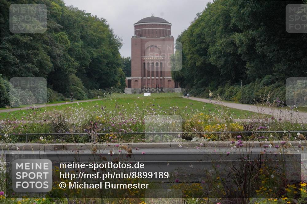 14.09.2025 - Stadtparktriathlon Michael Burmester http://msf.ph/oto/8899189 14.09.2025 09:10:35 Radfahren 303, 325, 367, 369, 372, 395, 420 meine-sportfotos.de