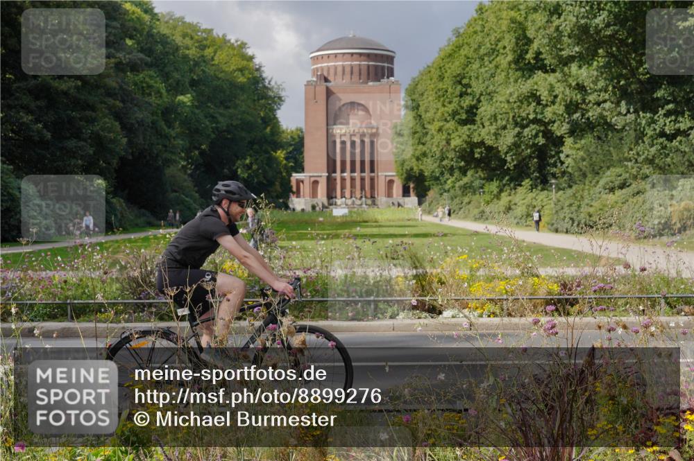 14.09.2025 - Stadtparktriathlon Michael Burmester http://msf.ph/oto/8899276 14.09.2025 12:53:59 Radfahren 1324, 1350, 1360, 1382 meine-sportfotos.de