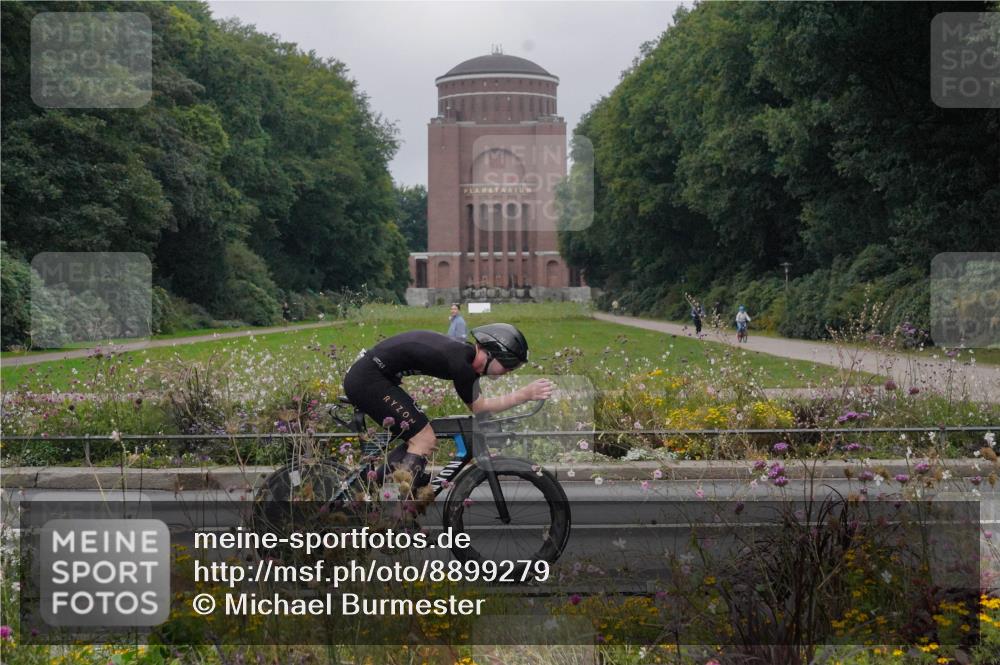 14.09.2025 - Stadtparktriathlon Michael Burmester http://msf.ph/oto/8899279 14.09.2025 09:11:08 Radfahren 330, 332, 351, 355, 476 meine-sportfotos.de