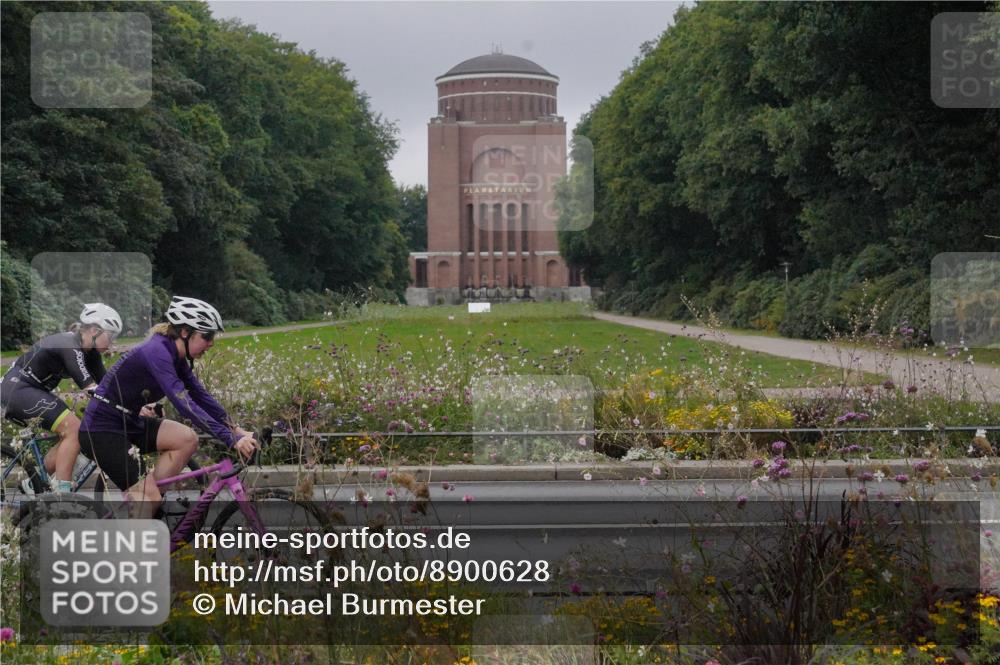 14.09.2025 - Stadtparktriathlon Michael Burmester http://msf.ph/oto/8900628 14.09.2025 09:19:37 Radfahren 324, 356, 382, 425, 477, 479, 492, 495, 497 meine-sportfotos.de