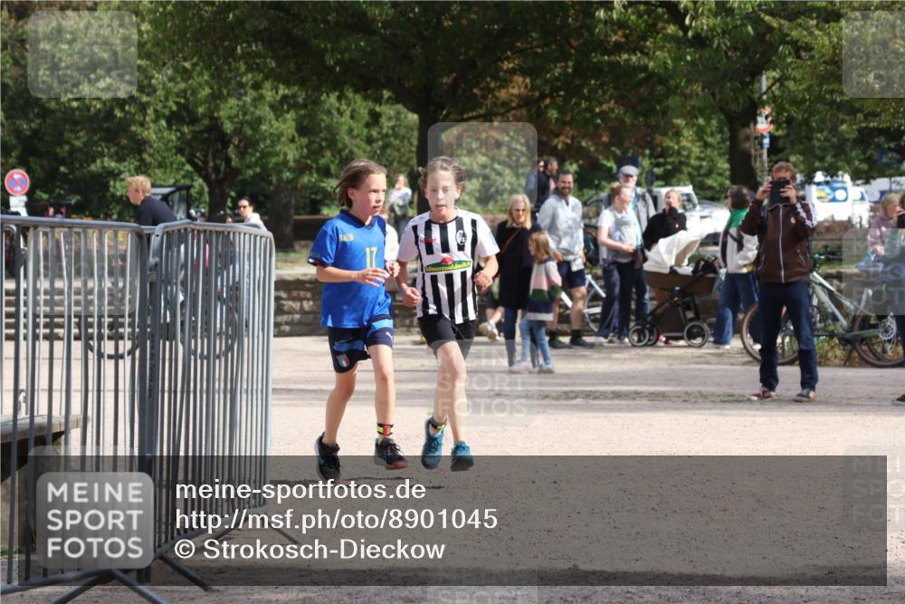 14.09.2025 - Stadtparktriathlon Strokosch-Dieckow http://msf.ph/oto/8901045 14.09.2025 14:43:45 Ziel 1713, 1714 meine-sportfotos.de