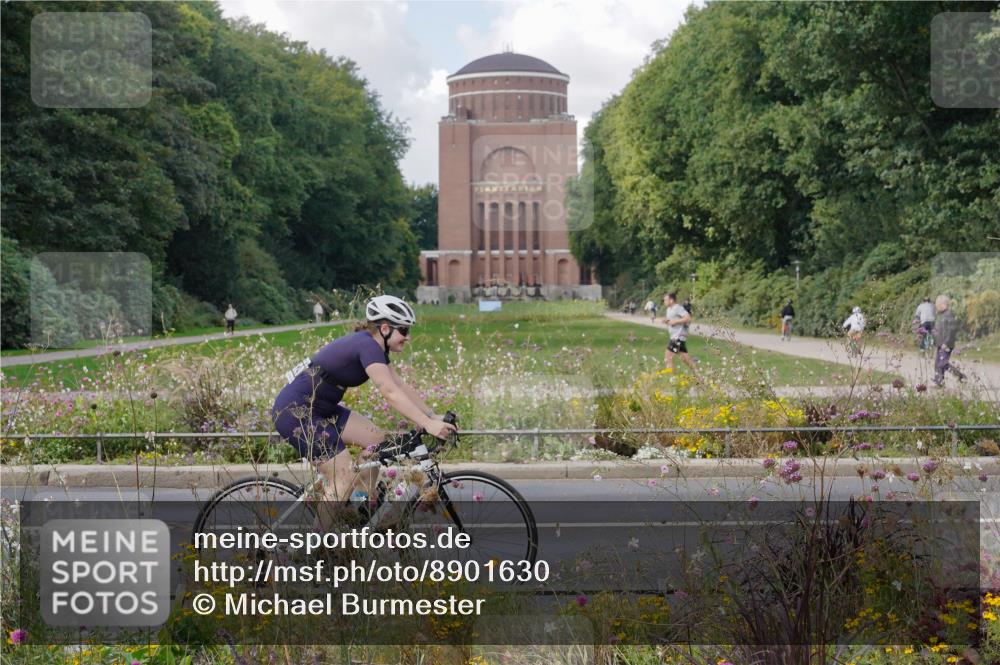 14.09.2025 - Stadtparktriathlon Michael Burmester http://msf.ph/oto/8901630 14.09.2025 13:18:20 Radfahren 1329, 1447, 1467 meine-sportfotos.de