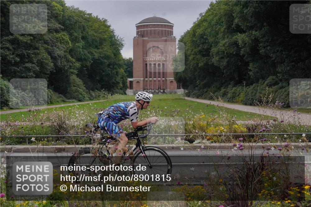 14.09.2025 - Stadtparktriathlon Michael Burmester http://msf.ph/oto/8901815 14.09.2025 09:28:16 Radfahren 327, 383, 393, 413, 448, 498 meine-sportfotos.de