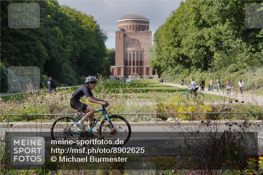 14.09.2025 - Stadtparktriathlon Michael Burmester http://msf.ph/oto/8902625 14.09.2025 13:38:28 Radfahren 1601 meine-sportfotos.de