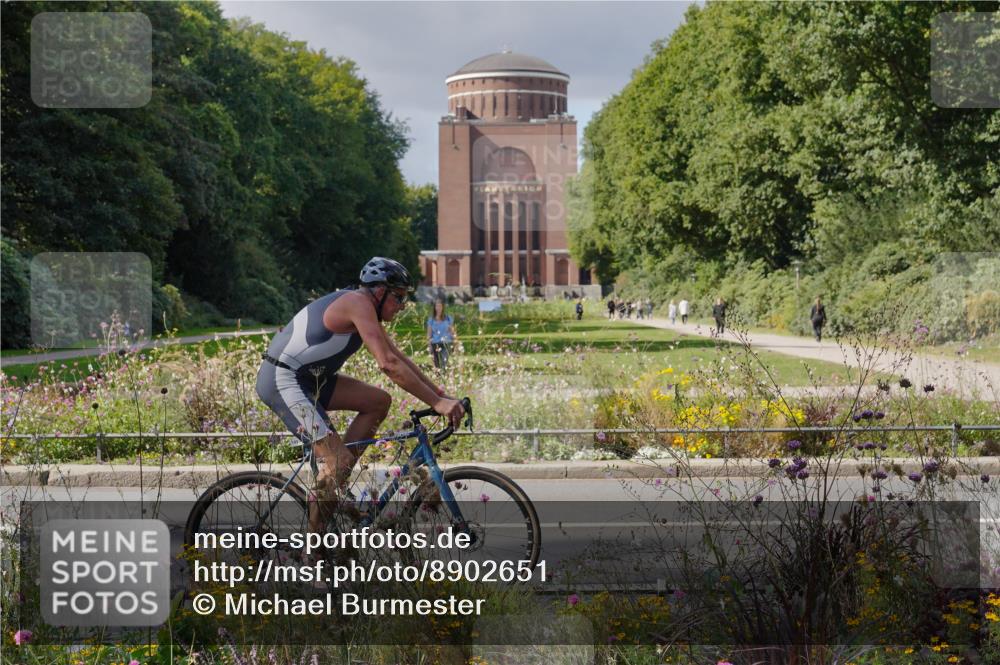 14.09.2025 - Stadtparktriathlon Michael Burmester http://msf.ph/oto/8902651 14.09.2025 13:39:54 Radfahren 1490 meine-sportfotos.de