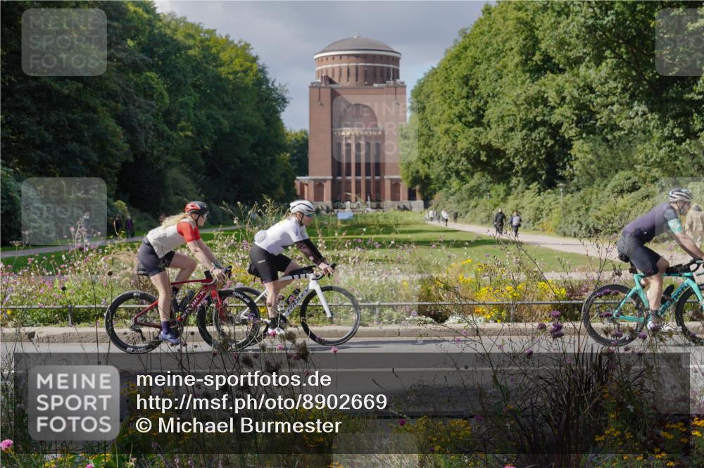 14.09.2025 - Stadtparktriathlon Michael Burmester http://msf.ph/oto/8902669 14.09.2025 13:40:48 Radfahren 1523, 1526 meine-sportfotos.de