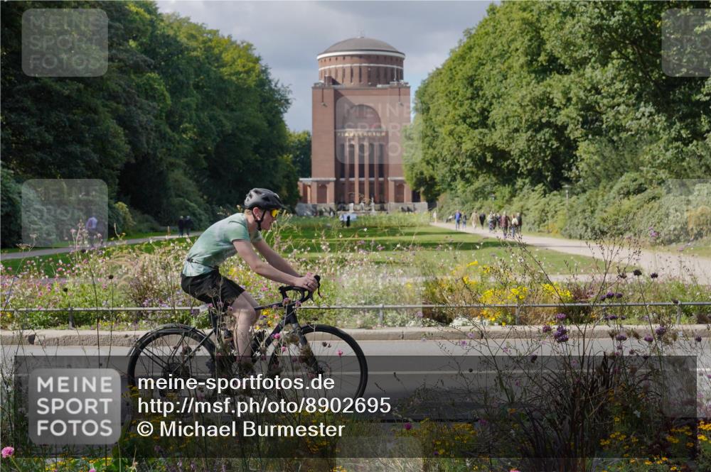 14.09.2025 - Stadtparktriathlon Michael Burmester http://msf.ph/oto/8902695 14.09.2025 13:42:01 Radfahren 1537, 1557 meine-sportfotos.de