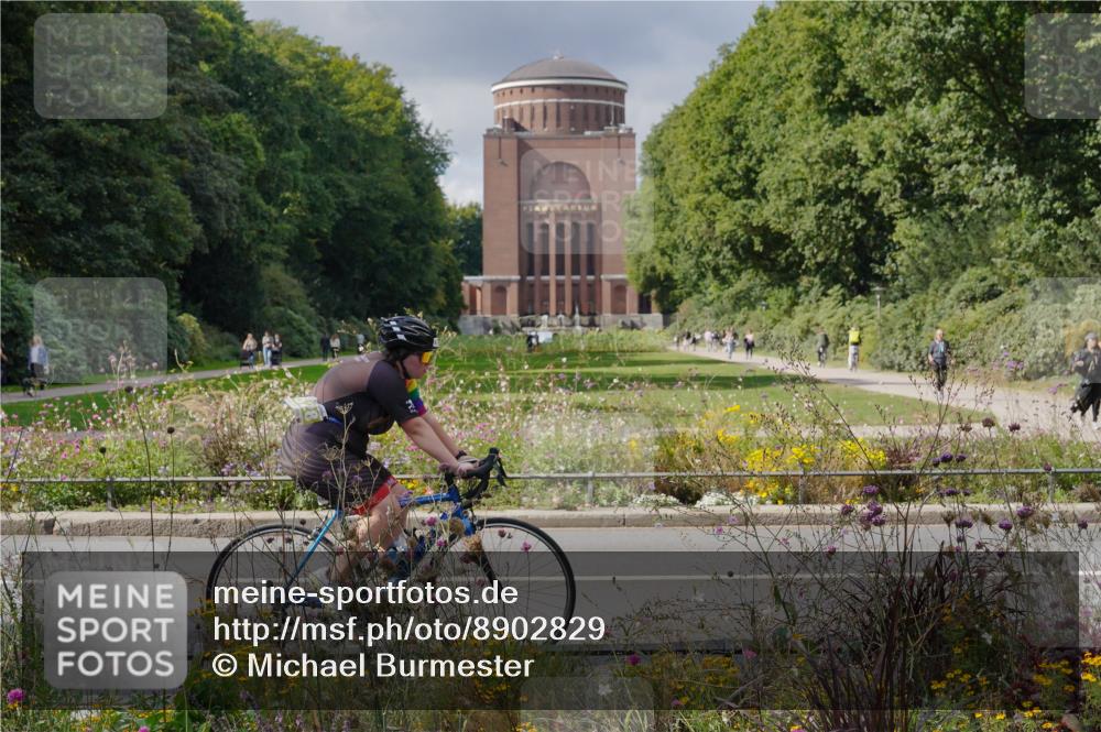 14.09.2025 - Stadtparktriathlon Michael Burmester http://msf.ph/oto/8902829 14.09.2025 13:48:49 Radfahren 1528 meine-sportfotos.de