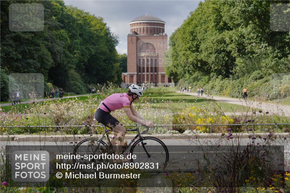 14.09.2025 - Stadtparktriathlon Michael Burmester http://msf.ph/oto/8902831 14.09.2025 13:49:01 Radfahren 1556 meine-sportfotos.de