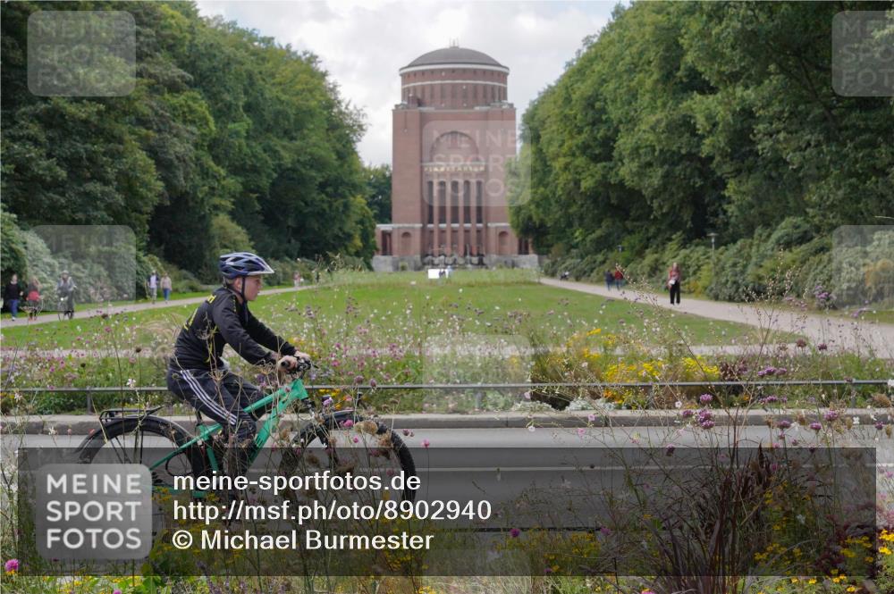 14.09.2025 - Stadtparktriathlon Michael Burmester http://msf.ph/oto/8902940 14.09.2025 13:57:53 Radfahren 1660 meine-sportfotos.de