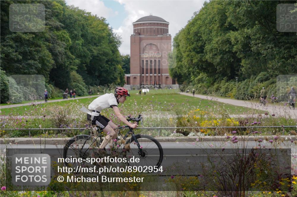 14.09.2025 - Stadtparktriathlon Michael Burmester http://msf.ph/oto/8902954 14.09.2025 14:01:42 Radfahren 1553 meine-sportfotos.de