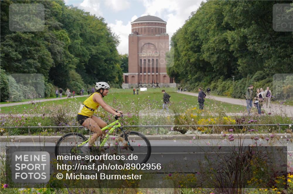 14.09.2025 - Stadtparktriathlon Michael Burmester http://msf.ph/oto/8902956 14.09.2025 14:04:33 Radfahren 1529 meine-sportfotos.de