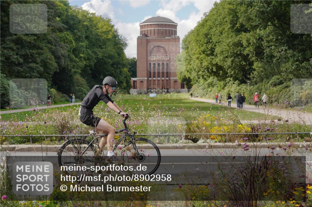14.09.2025 - Stadtparktriathlon Michael Burmester http://msf.ph/oto/8902958 14.09.2025 14:05:32 Radfahren 1549 meine-sportfotos.de
