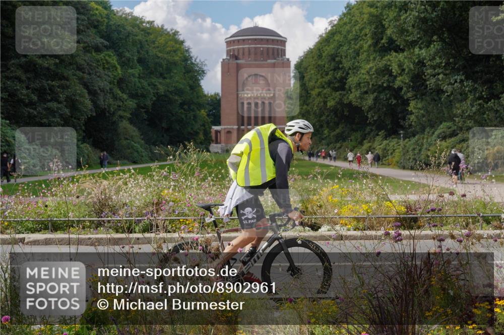 14.09.2025 - Stadtparktriathlon Michael Burmester http://msf.ph/oto/8902961 14.09.2025 14:06:49 Radfahren  meine-sportfotos.de