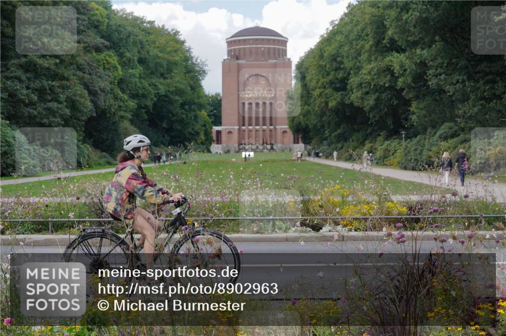 14.09.2025 - Stadtparktriathlon Michael Burmester http://msf.ph/oto/8902963 14.09.2025 14:08:05 Radfahren 1422 meine-sportfotos.de
