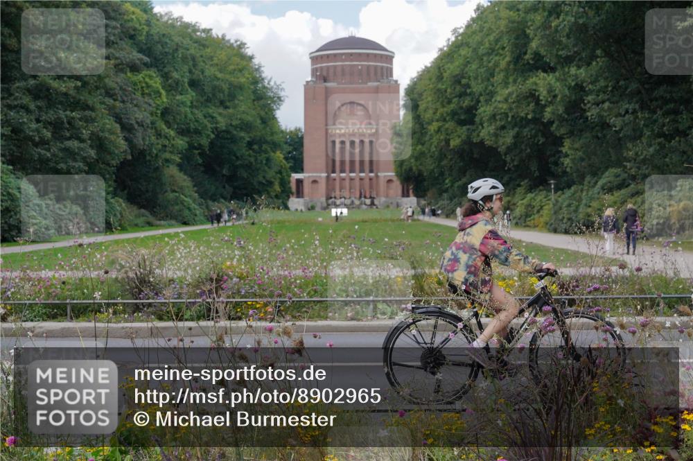 14.09.2025 - Stadtparktriathlon Michael Burmester http://msf.ph/oto/8902965 14.09.2025 14:08:05 Radfahren 1422 meine-sportfotos.de