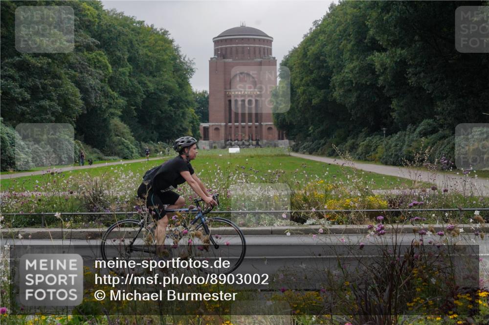14.09.2025 - Stadtparktriathlon Michael Burmester http://msf.ph/oto/8903002 14.09.2025 10:05:08 Radfahren 527, 536 meine-sportfotos.de