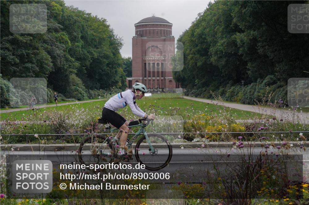 14.09.2025 - Stadtparktriathlon Michael Burmester http://msf.ph/oto/8903006 14.09.2025 10:05:19 Radfahren 549, 553, 562, 563, 586 meine-sportfotos.de