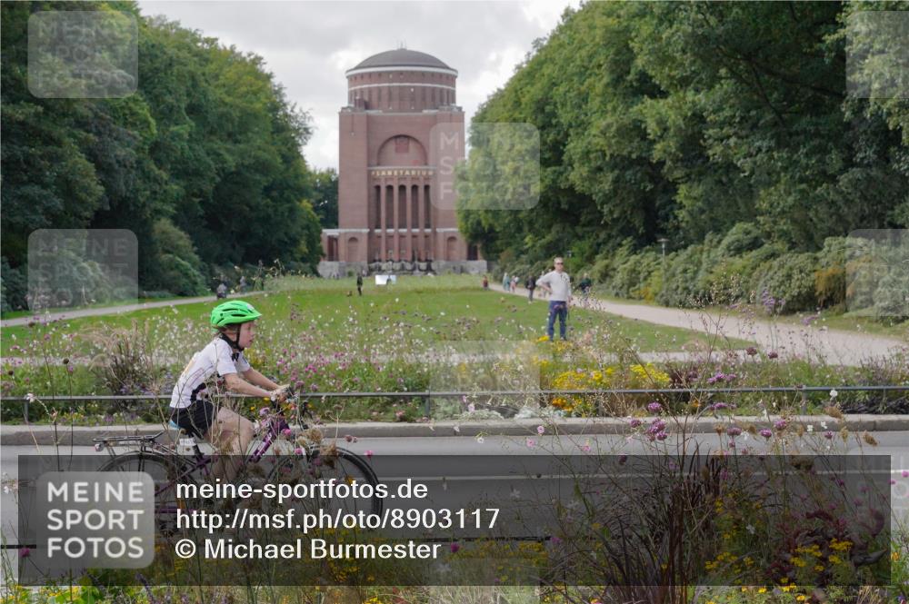 14.09.2025 - Stadtparktriathlon Michael Burmester http://msf.ph/oto/8903117 14.09.2025 14:27:04 Radfahren 1713, 1714 meine-sportfotos.de