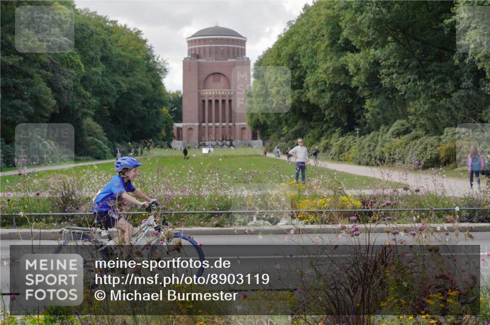 14.09.2025 - Stadtparktriathlon Michael Burmester http://msf.ph/oto/8903119 14.09.2025 14:27:08 Radfahren 1713, 1714 meine-sportfotos.de