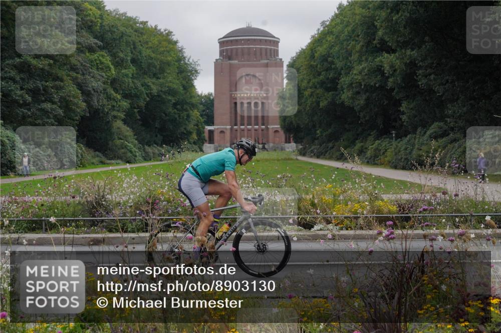 14.09.2025 - Stadtparktriathlon Michael Burmester http://msf.ph/oto/8903130 14.09.2025 10:11:07 Radfahren 530, 533, 574 meine-sportfotos.de