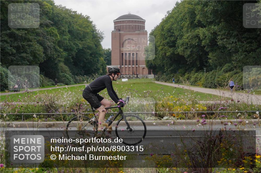 14.09.2025 - Stadtparktriathlon Michael Burmester http://msf.ph/oto/8903315 14.09.2025 10:23:42 Radfahren 545, 595, 608, 618, 621, 698 meine-sportfotos.de