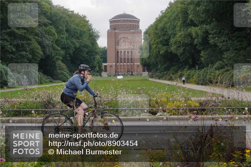 14.09.2025 - Stadtparktriathlon Michael Burmester http://msf.ph/oto/8903454 14.09.2025 10:32:35 Radfahren 698 meine-sportfotos.de