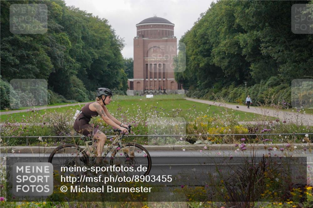 14.09.2025 - Stadtparktriathlon Michael Burmester http://msf.ph/oto/8903455 14.09.2025 10:32:45 Radfahren 646, 701 meine-sportfotos.de