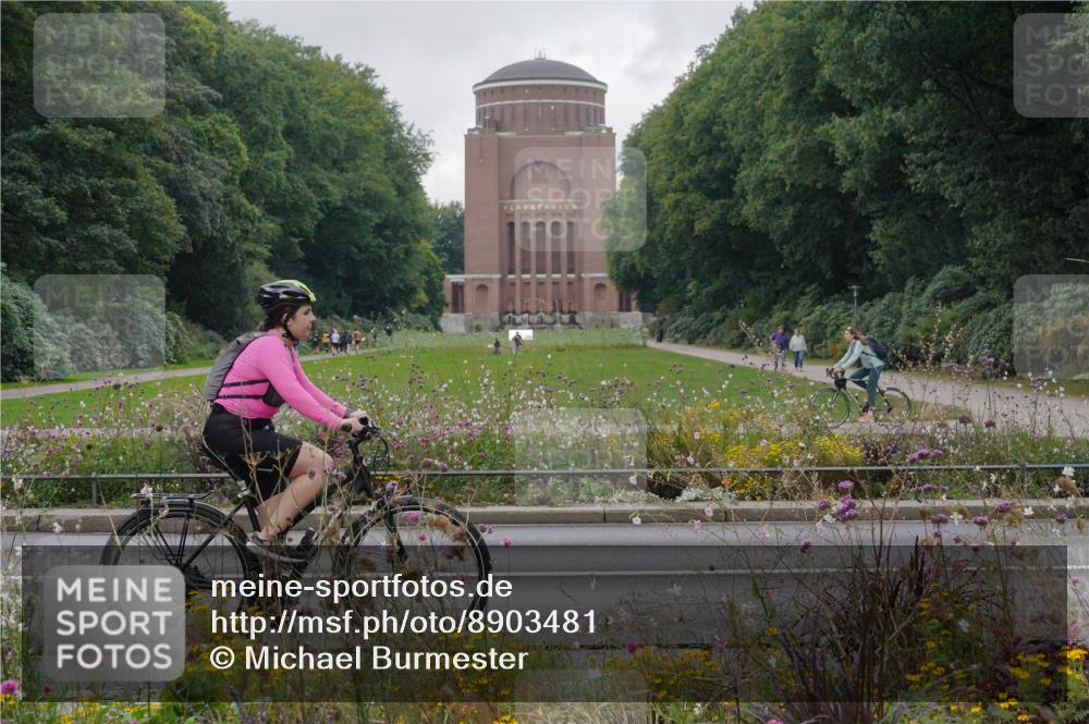 14.09.2025 - Stadtparktriathlon Michael Burmester http://msf.ph/oto/8903481 14.09.2025 10:35:15 Radfahren 536, 671, 679 meine-sportfotos.de