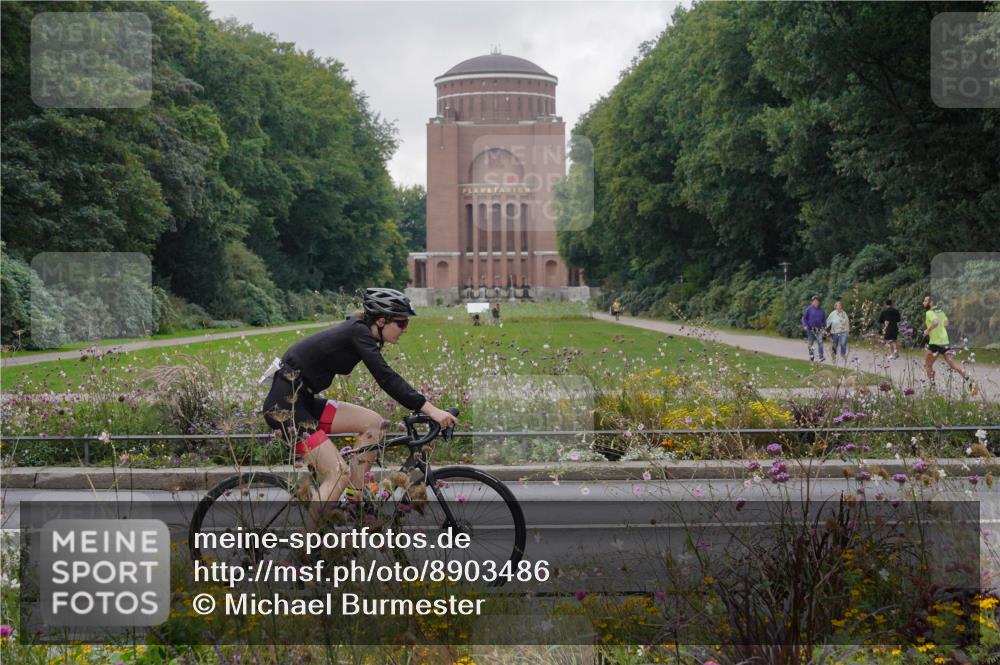 14.09.2025 - Stadtparktriathlon Michael Burmester http://msf.ph/oto/8903486 14.09.2025 10:35:35 Radfahren 651, 718 meine-sportfotos.de