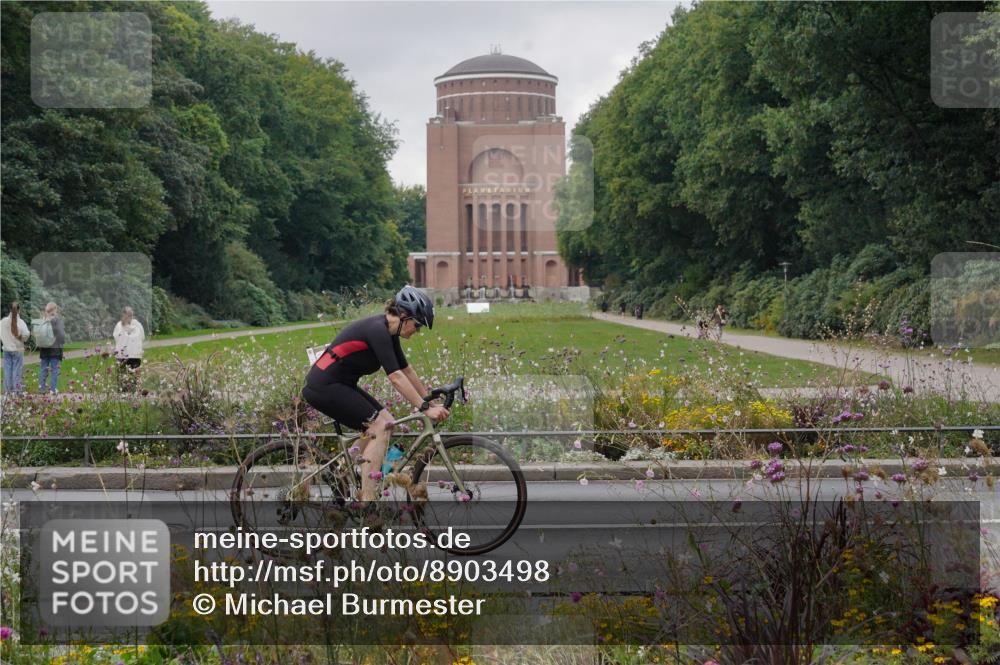 14.09.2025 - Stadtparktriathlon Michael Burmester http://msf.ph/oto/8903498 14.09.2025 10:36:23 Radfahren 633, 677 meine-sportfotos.de