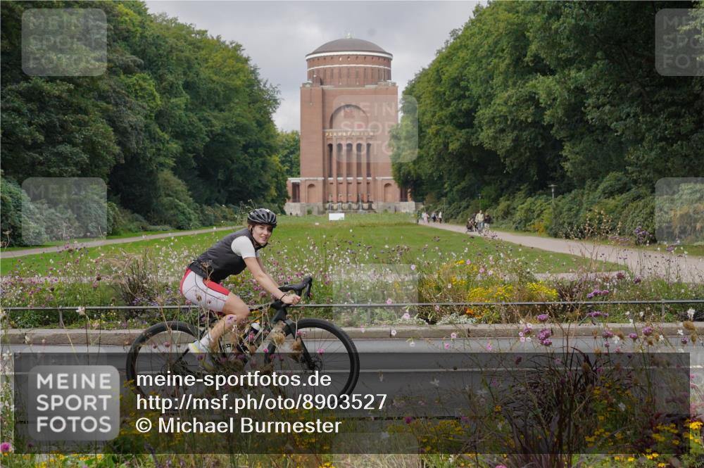 14.09.2025 - Stadtparktriathlon Michael Burmester http://msf.ph/oto/8903527 14.09.2025 10:37:43 Radfahren 639, 648 meine-sportfotos.de