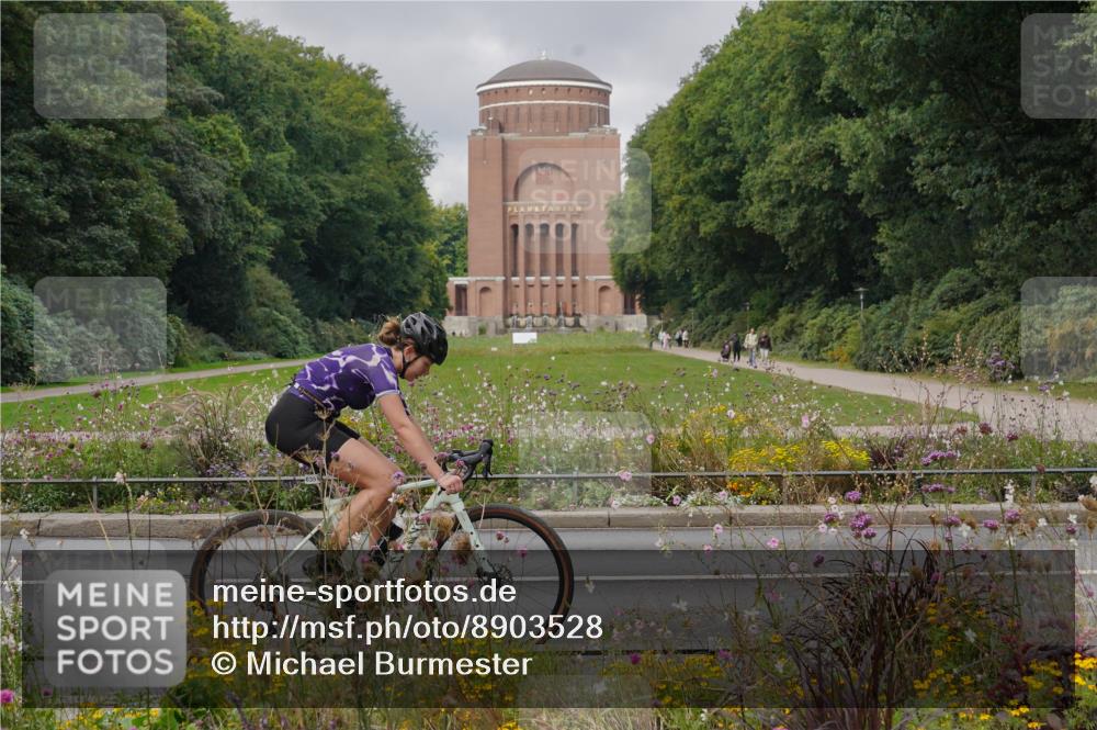 14.09.2025 - Stadtparktriathlon Michael Burmester http://msf.ph/oto/8903528 14.09.2025 10:37:45 Radfahren 639, 648 meine-sportfotos.de
