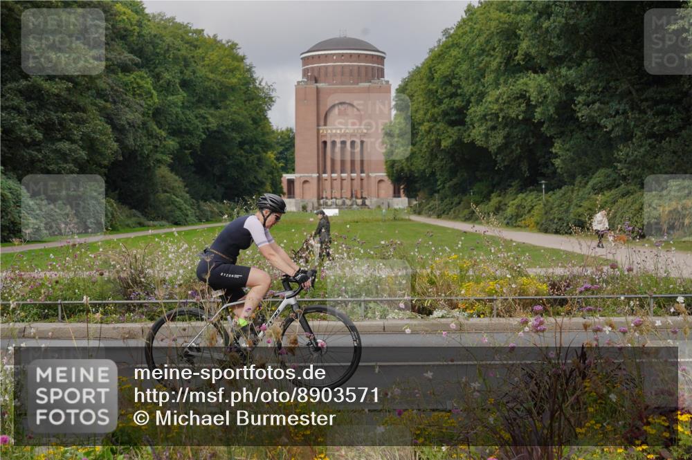 14.09.2025 - Stadtparktriathlon Michael Burmester http://msf.ph/oto/8903571 14.09.2025 10:39:34 Radfahren 598, 643, 650, 815 meine-sportfotos.de