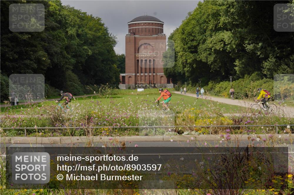 14.09.2025 - Stadtparktriathlon Michael Burmester http://msf.ph/oto/8903597 14.09.2025 10:40:25 Radfahren 626, 714, 807, 818 meine-sportfotos.de