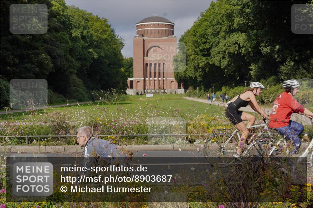 14.09.2025 - Stadtparktriathlon Michael Burmester http://msf.ph/oto/8903687 14.09.2025 10:42:25 Radfahren 599, 657, 676, 754 meine-sportfotos.de