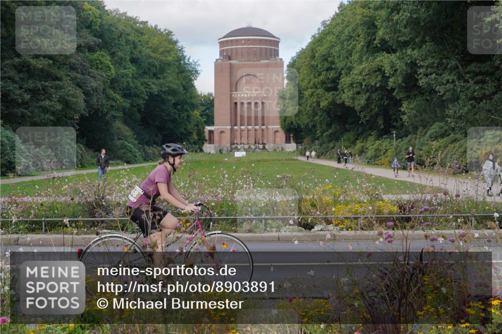 14.09.2025 - Stadtparktriathlon Michael Burmester http://msf.ph/oto/8903891 14.09.2025 10:53:58 Radfahren 668, 758 meine-sportfotos.de