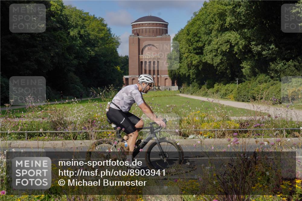 14.09.2025 - Stadtparktriathlon Michael Burmester http://msf.ph/oto/8903941 14.09.2025 10:56:07 Radfahren 679, 781, 818, 831 meine-sportfotos.de