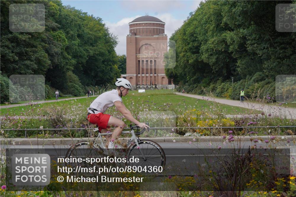 14.09.2025 - Stadtparktriathlon Michael Burmester http://msf.ph/oto/8904360 14.09.2025 11:19:30 Radfahren 846, 890, 905, 916, 942, 979 meine-sportfotos.de