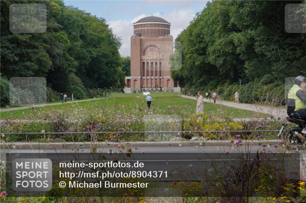 14.09.2025 - Stadtparktriathlon Michael Burmester http://msf.ph/oto/8904371 14.09.2025 11:20:05 Radfahren 841, 867, 925, 975, 984, 990 meine-sportfotos.de