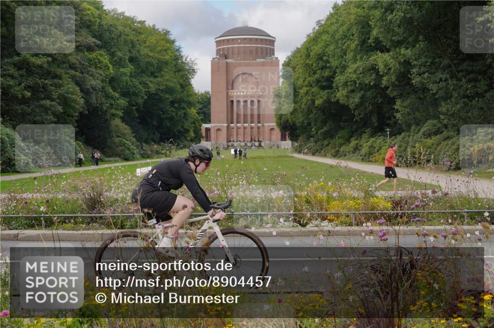 14.09.2025 - Stadtparktriathlon Michael Burmester http://msf.ph/oto/8904457 14.09.2025 11:24:25 Radfahren 980 meine-sportfotos.de