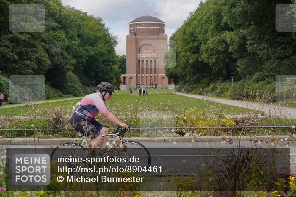 14.09.2025 - Stadtparktriathlon Michael Burmester http://msf.ph/oto/8904461 14.09.2025 11:24:49 Radfahren 756, 950, 962, 967 meine-sportfotos.de